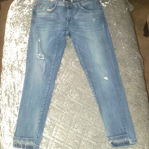 Zara Cropped Light Blue Jeans with Raw Hem - Picture 6 of 8